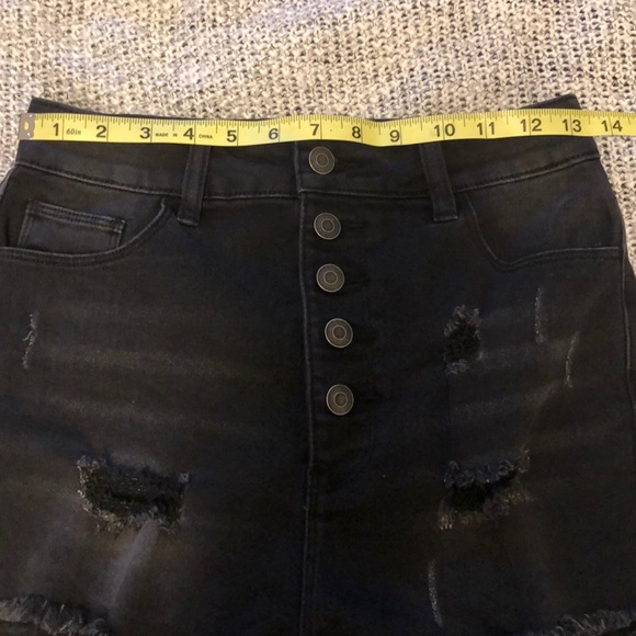 (SOLD) High-waisted shorts - Picture 4 of 6